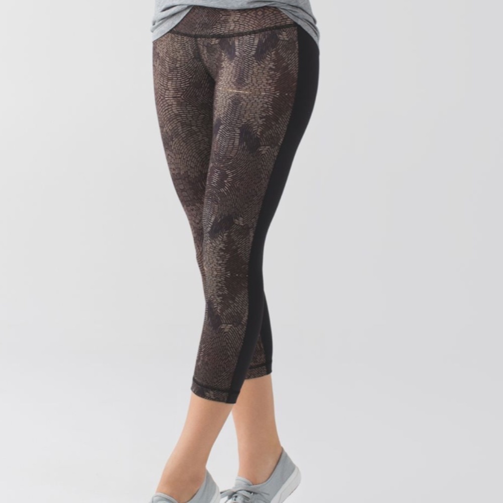 8 / GUC Lululemon Wunder Under Crop II *Full-On Luon Golden Godess Cashew/Black